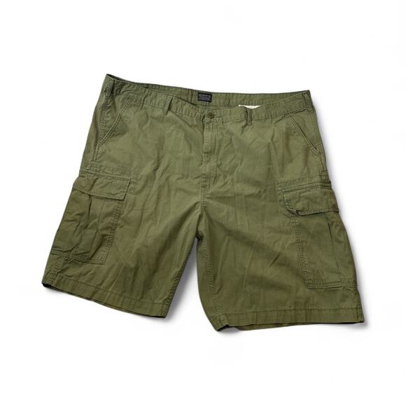 Levi's Men's Green Size 48 Loose Shorts Pants Solid Cargo Style light hiking - Picture 1 of 6